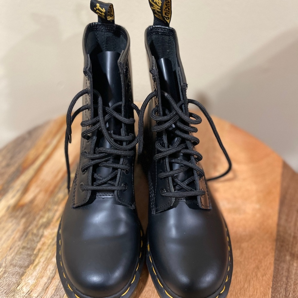 Dr. Martens 1460W Women’s Black Boots – Size 7 – Barely Worn
